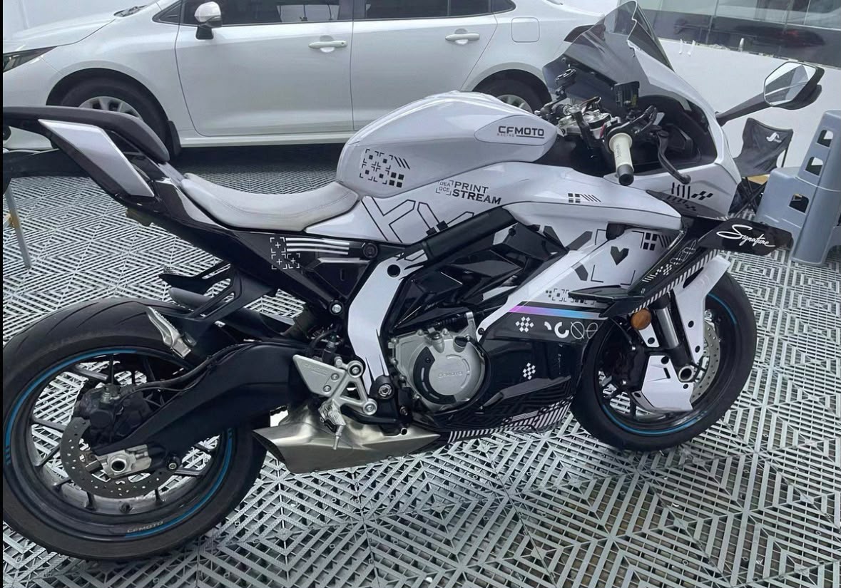 Custom Full-body Graphics Set 675SR