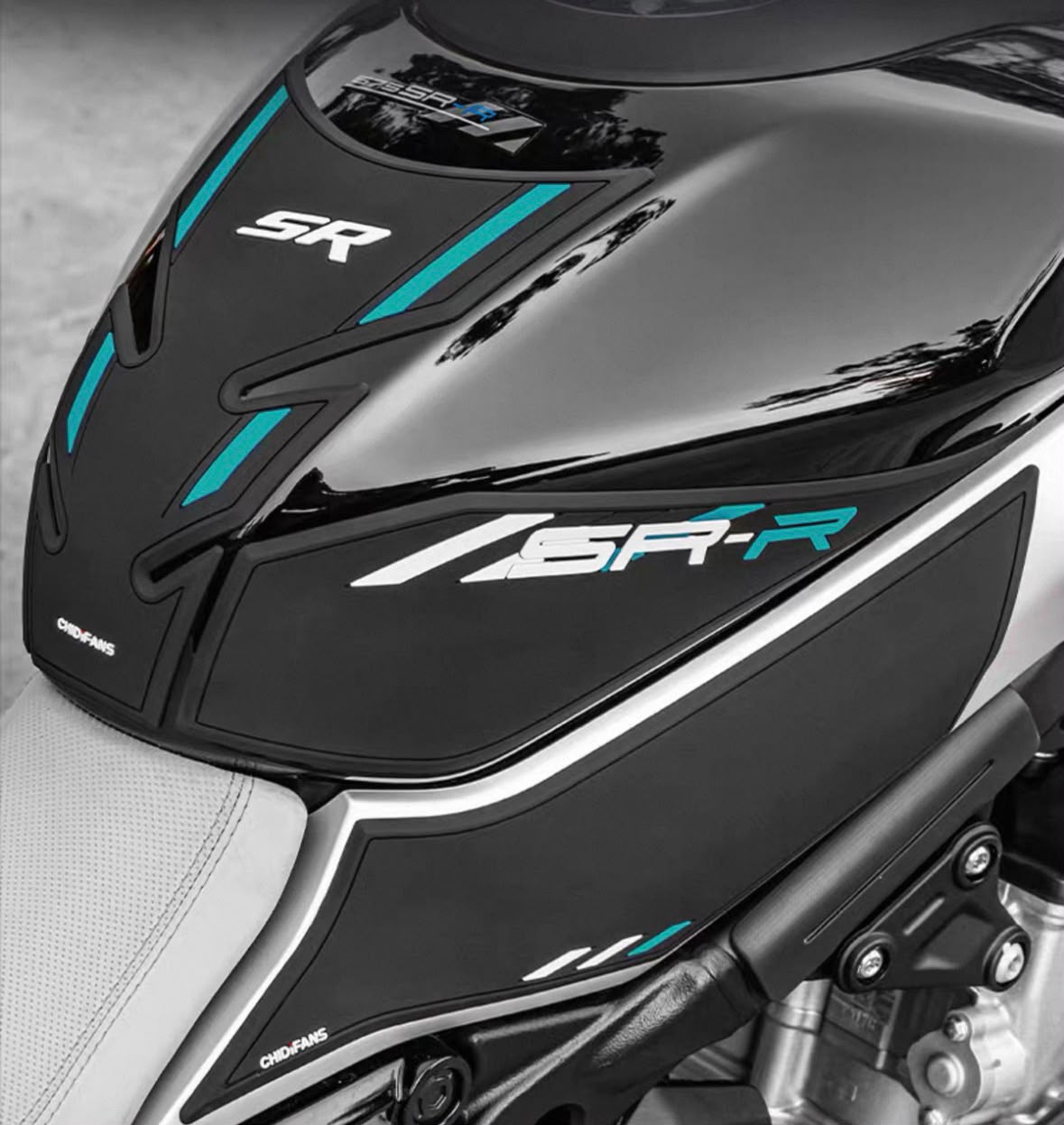 CFMOTO 675SR verdickten Gummi Tankpad + 5D Carbon Tanksticker