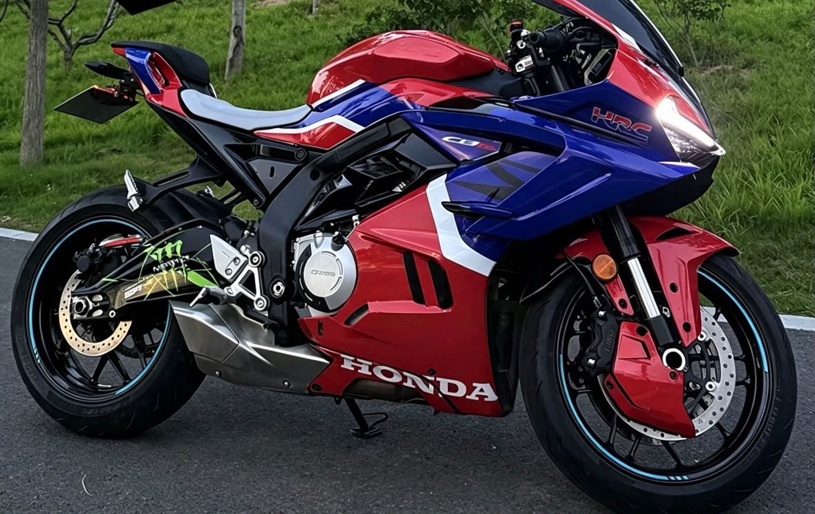 Custom Full-body Graphics Set 675SR
